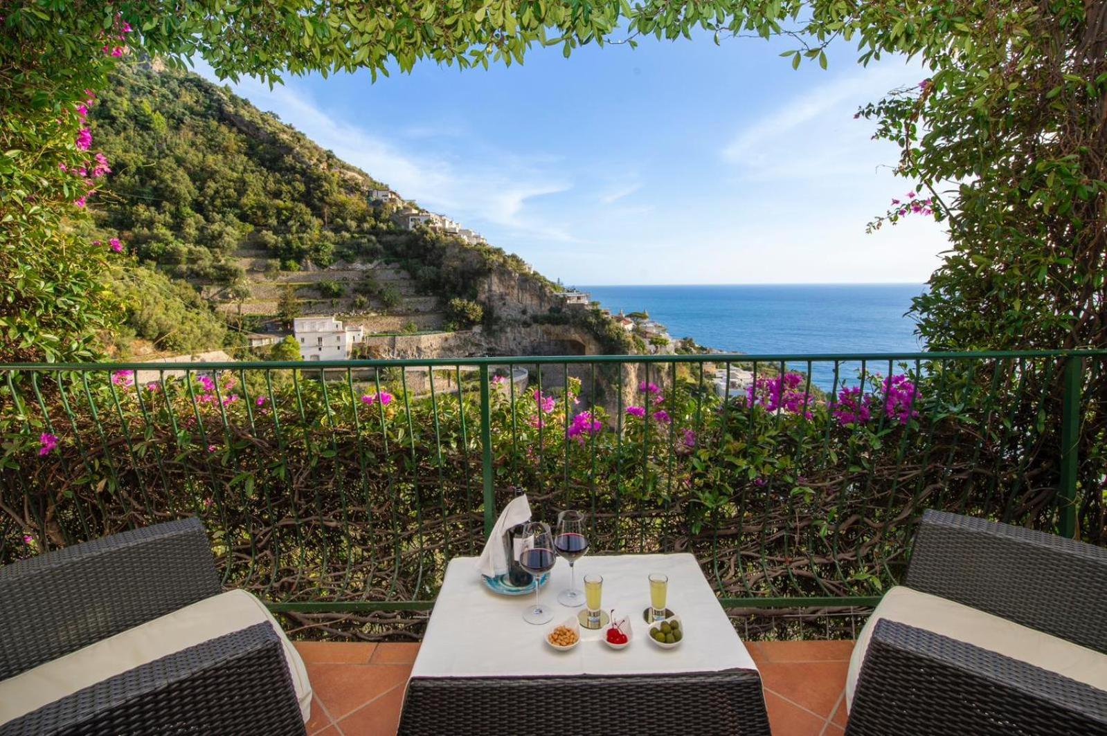 Hotel Pellegrino Praiano Eksteriør billede